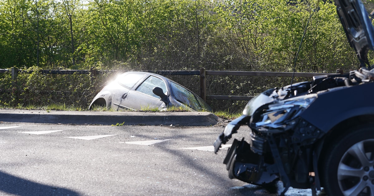 Auto belandt in sloot na botsing op Zutphenseweg in Laren