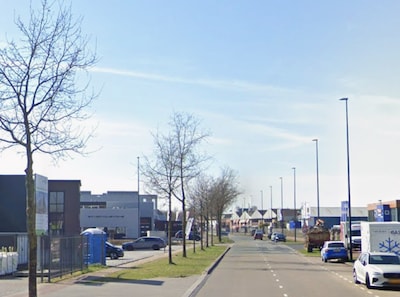 Ruim 100 kilo softdrugs aangetroffen bij postbedrijf in Apeldoorn, politie zoekt verdachten