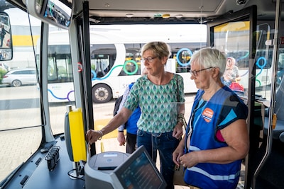 Inwoners gemeente Voorst op proefreis met het openbaar vervoer