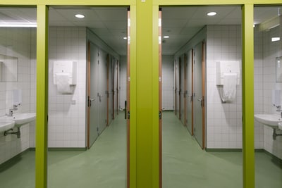 Zo horen de wc’s van de gloednieuwe school in Deventer eruit te zien: dus zónder poep op de muren