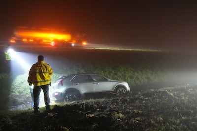 Automobilist rijdt sloot in langs A37 bij Zwartemeer