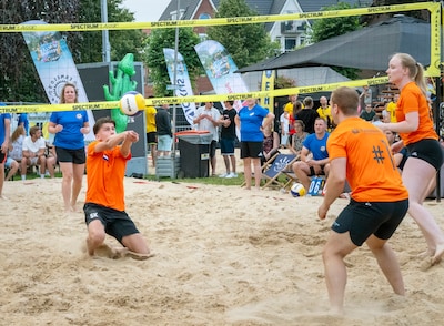 Volleybaltoernooi keert terug op nieuwe plek, fanatisme groot op ‘t Weitje