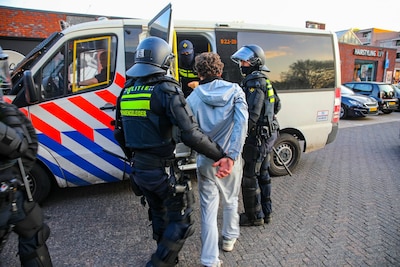 Als ‘deadline’ verstrijkt, grijpt politie in bij asielprotest in Apeldoorn: meerdere aanhoudingen