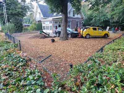 Auto schiet dwars door hek het speelplein op, gelukkig is het kinderdagverblijf leeg