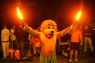 Feest na Oranje-zege eindigt met boetes op bekende oranjerotonde: ‘Ontzettend lullig en belachelijk’