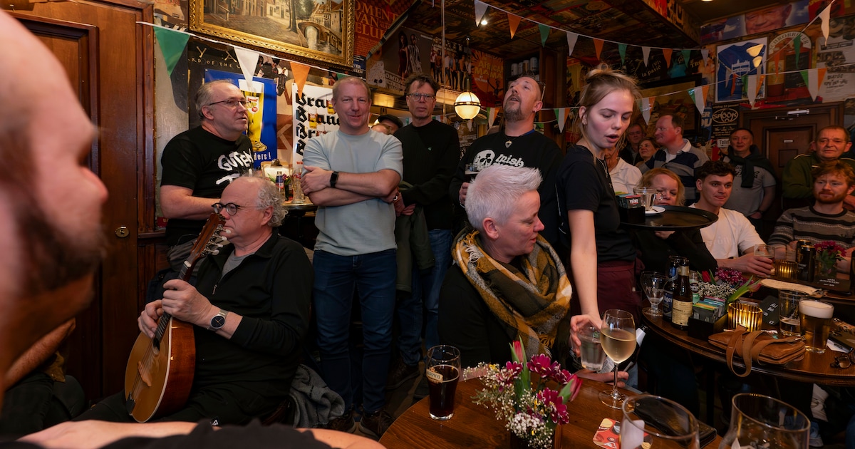 Paddy uit Venlo (of Ierland?) zingt recht uit het hart tijdens Open Ierse Sessies