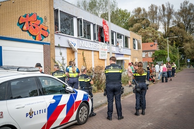 Tientallen krakers bezetten pand bij nieuwbouwproject in Arnhem, politie vraagt ze vrijwillig te ver