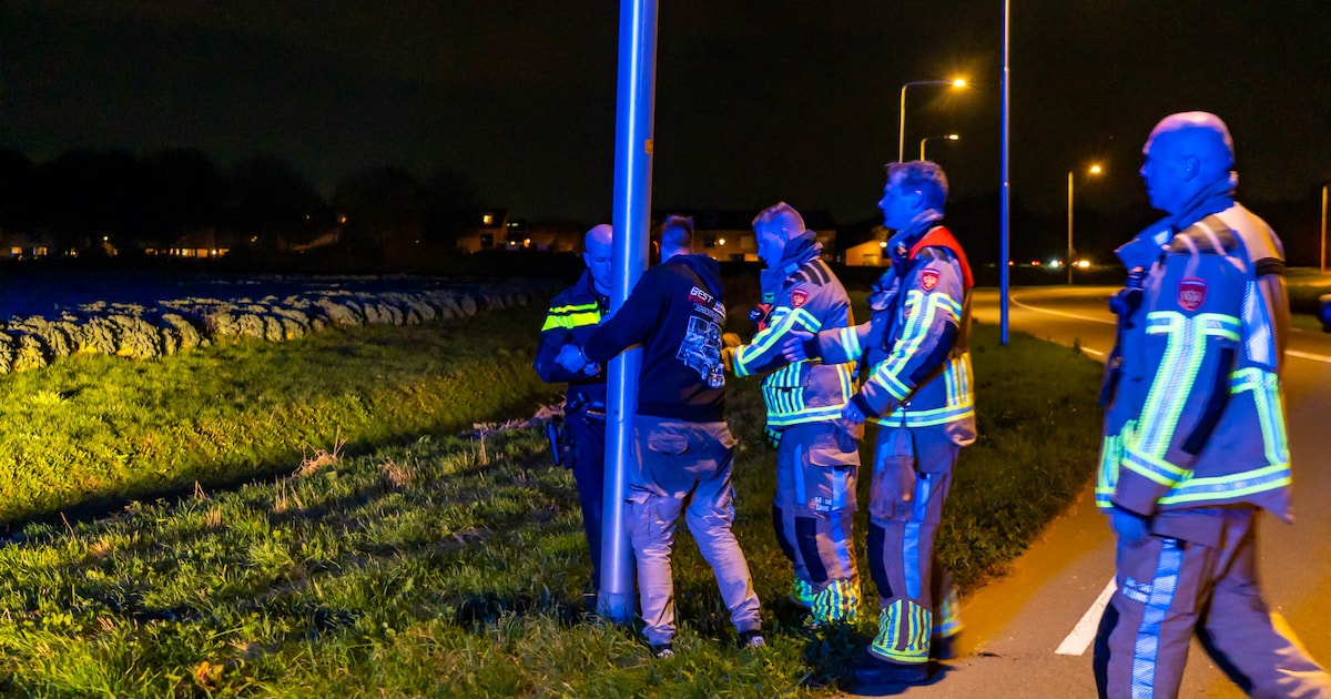 Auto belandt in sloot bij Zeewolde, agent bindt vervelende bestuurder vast aan lantaarnpaal