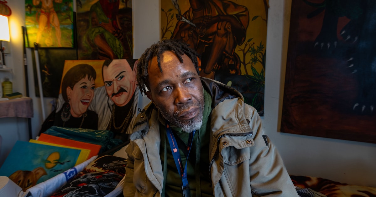 Regilio (54) maakt kunst op 12 vierkante meter in Lelystad, terwijl hij wacht op een eigen plekje