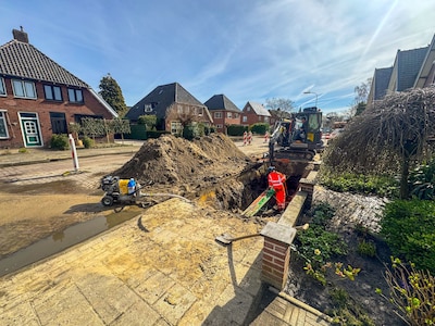 Ton (74) kijkt naar gat voor zijn huis: ‘Dit is al de derde keer dat dit hier gebeurt’