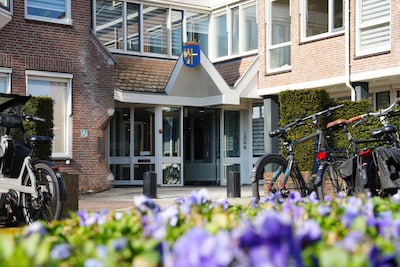Gemeentehuis Bunschoten-Spakenburg extra beveiligd na incident: achterdeur dicht en beveiliger aanwe