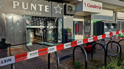 Ramkraak bij juwelier in de Achterhoek: politie post bij de voordeur en brokstukken liggen op straat