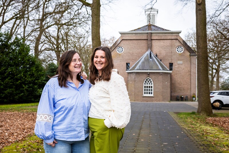 Mariël en Aileen wonen in kerk met hun dochter en acht mensen met ...