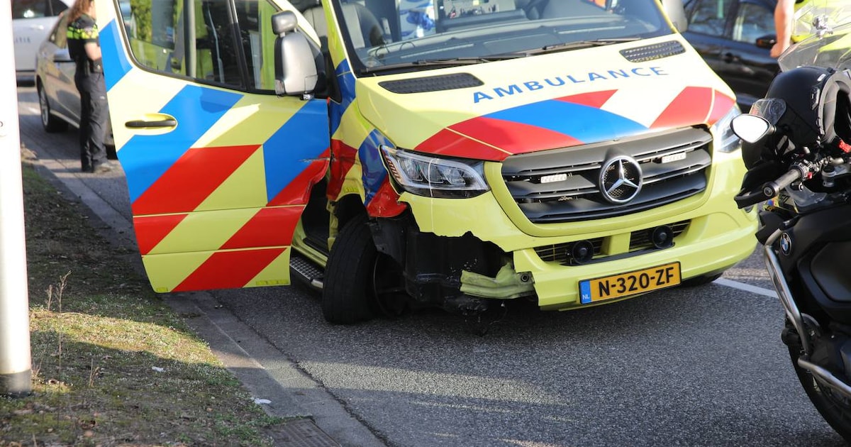 Ambulance raakt beschadigd na botsing met auto in Vaassen