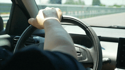 Telefoon staat tegen het dashboard aan, mag je ‘em rechtop zetten zonder een boete te krijgen?