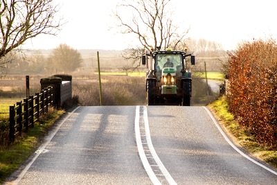Met zijn trekker duwt boze boer buurmans auto zó de sloot in