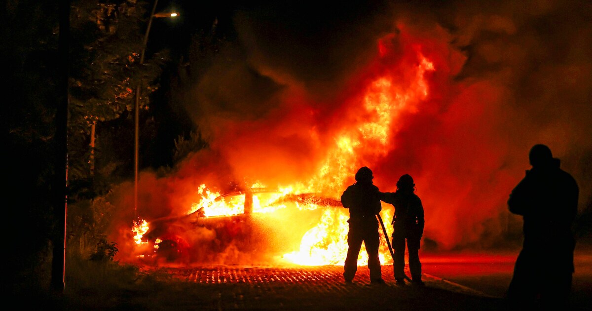 Felle brand verwoest pick-up bij recreatieplas Wellerwaard bij Emmeloord
