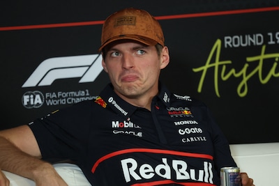 ‘Nieuwsgierige’ Max Verstappen denkt niet aan wereldtitel en looft vader Jos: ‘Hij zou een goede teambaas zijn’