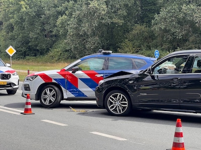 Marechausse-auto betrokken bij ongeluk aan Arnhemseweg in Beek