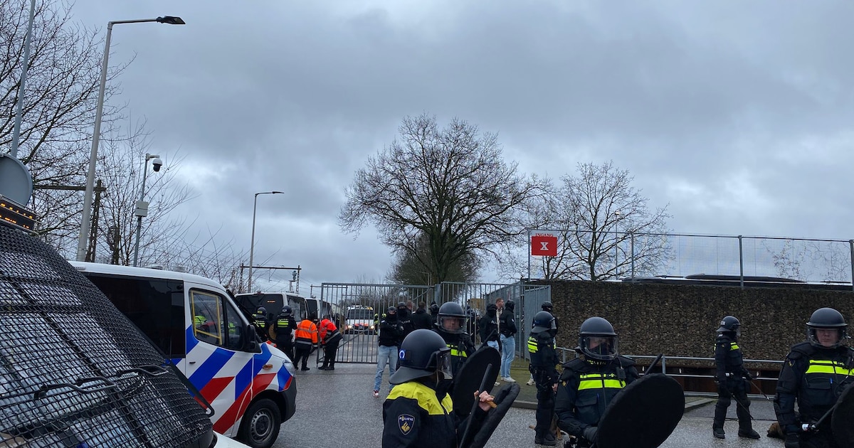 ME voert charges uit om supporters te scheiden na zege FC Twente op Groningen