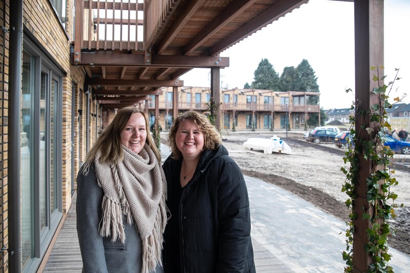 De zusjes Kaylee (links) en Naomi, een van de eerste bewoners van een flexwoning in Deventer.
