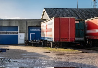 Niels (29) wil de blauwe vaten terug die de politie hier in beslag nam: ‘Drugs? Ik wilde er een vlot