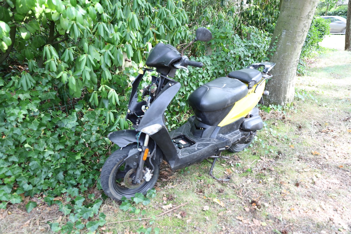 Twee gewonden nadat scooterrijder tegen paaltje rijdt in Apeldoorn.