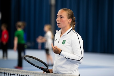Sarah van Emst verovert twee titels bij NK tennis: ‘Ik ben op televisie!, dat is best wel raar’