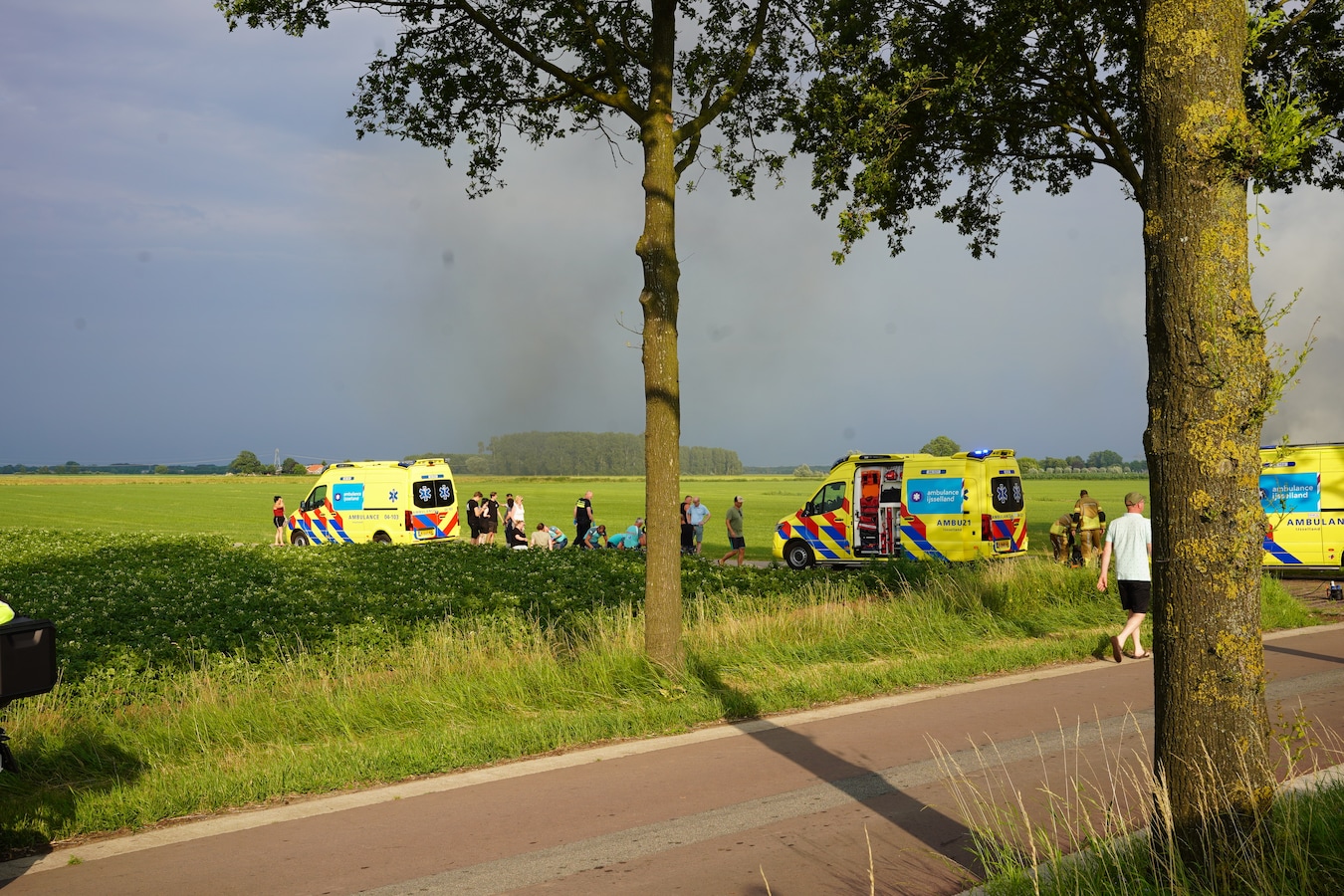 Meerdere ambulances en hulpdiensten aanwezig bij het ongeval