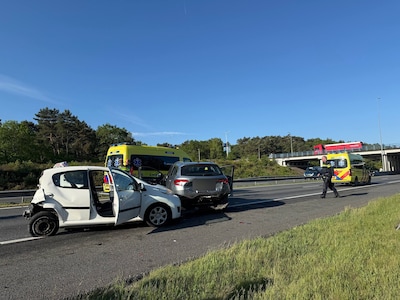 A28 richting Amersfoort dicht na botsing tussen drie auto's