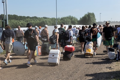 Alvaro (27) moet ruim tien uur vliegen voor zijn eerste Defqon, maar dan wordt het plots code rood