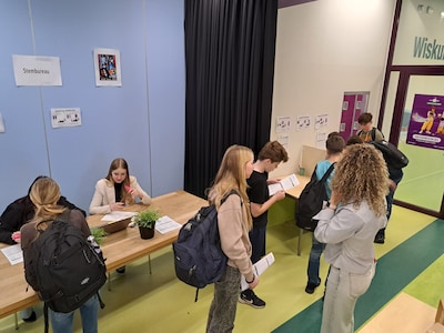 Brugklassers in Elburg doen ook mee op verkiezingsdag: ‘Ken jij deze partij?’