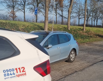 Bestuurder (26) van ‘spookauto’ wordt aangehouden bij Emmeloord en moet flink betalen
