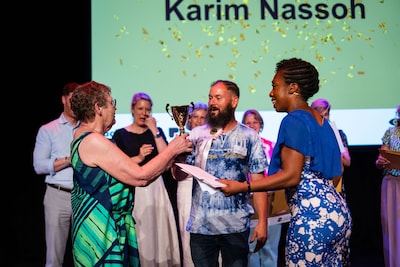Karim (50) uit Putten wint Taalheldenprijs: ‘Trots dat ik kan lezen en schrijven’