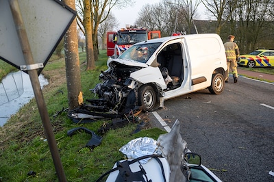 Bestuurder urenlang vast nadat bestelbus tegen boom rijdt in Amsterdam