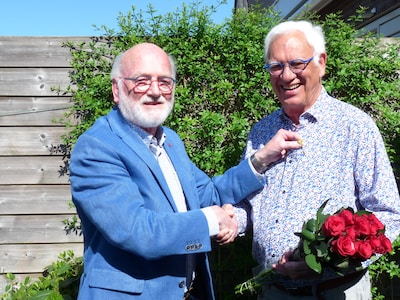 Oud-wethouder Rinnerd Plantinga krijgt gouden speld voor 50 jaar lidmaatschap PvdA