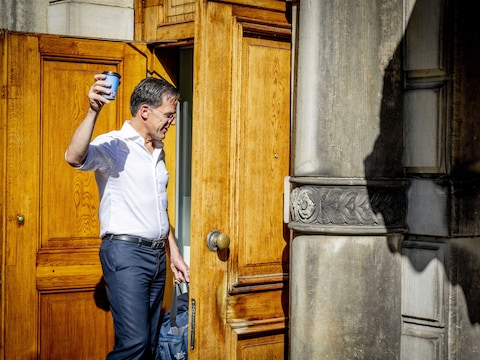 Premier Mark Rutte is na nachtelijk overleg alweer op het Binnenhof voor de wekelijkse ministerraad.