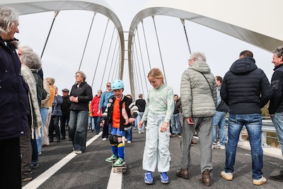 Feestelijk moment op brug met een verdrietig verleden: ‘Daar denk je aan als je hier rijdt’