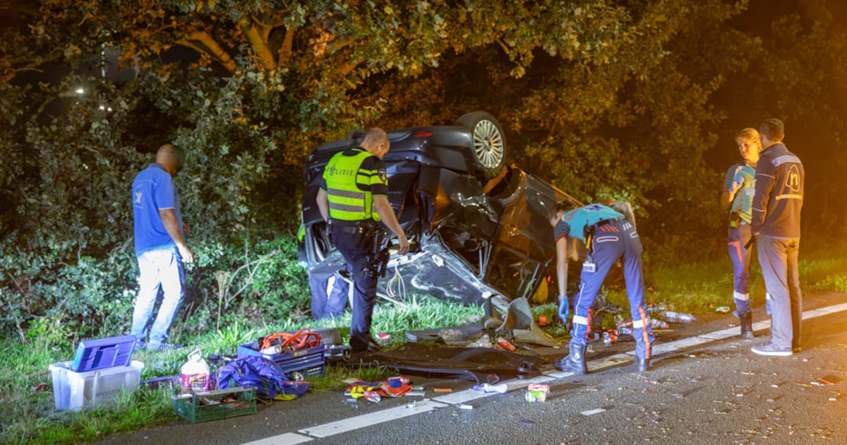 Auto slaat over de kop op oprit A1 bij Baarn: weg bezaaid met houtschroeven en muntgeld