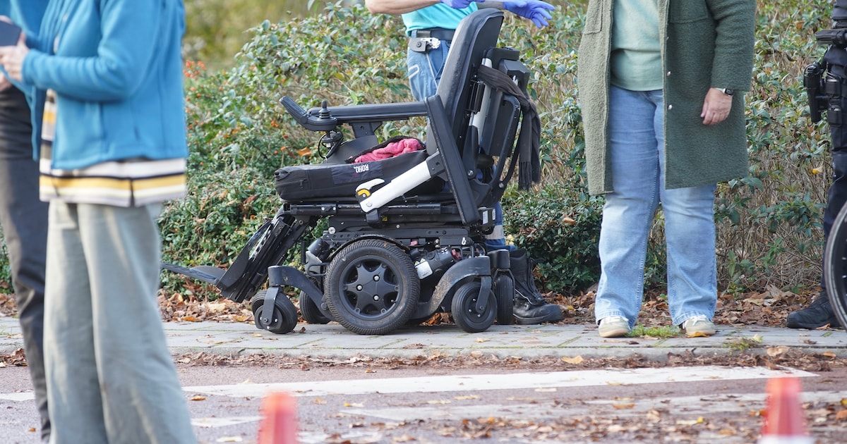 Elektrische rolstoel en auto botsen in Deventer: man naar het ziekenhuis
