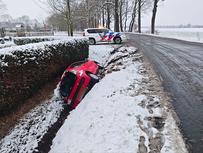 Auto rijdt zijlings sloot in door gladheid in Groenlo