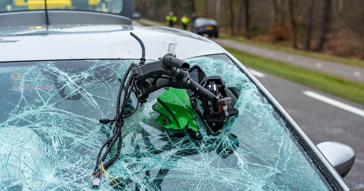 Stuur van motor belandt in voorruit van auto na harde botsing bij Ermelo