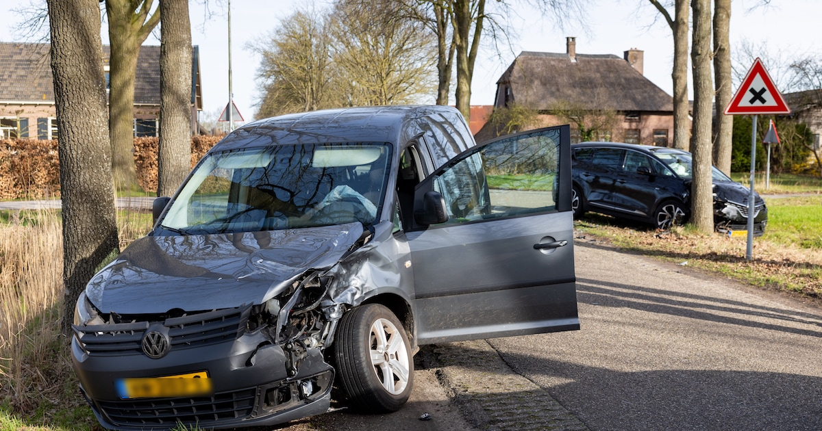 Auto en busje botsen op de Oosterveen in Nieuwleusen