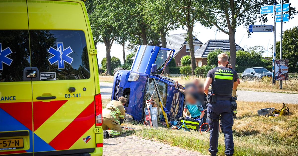 Auto belandt op zijkant bij eenzijdig ongeval Emmer-Compascuum, bestuurder bekneld