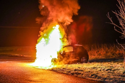 Auto in brand op carpoolplaats aan de Roswinkelerstraat in Roswinkel