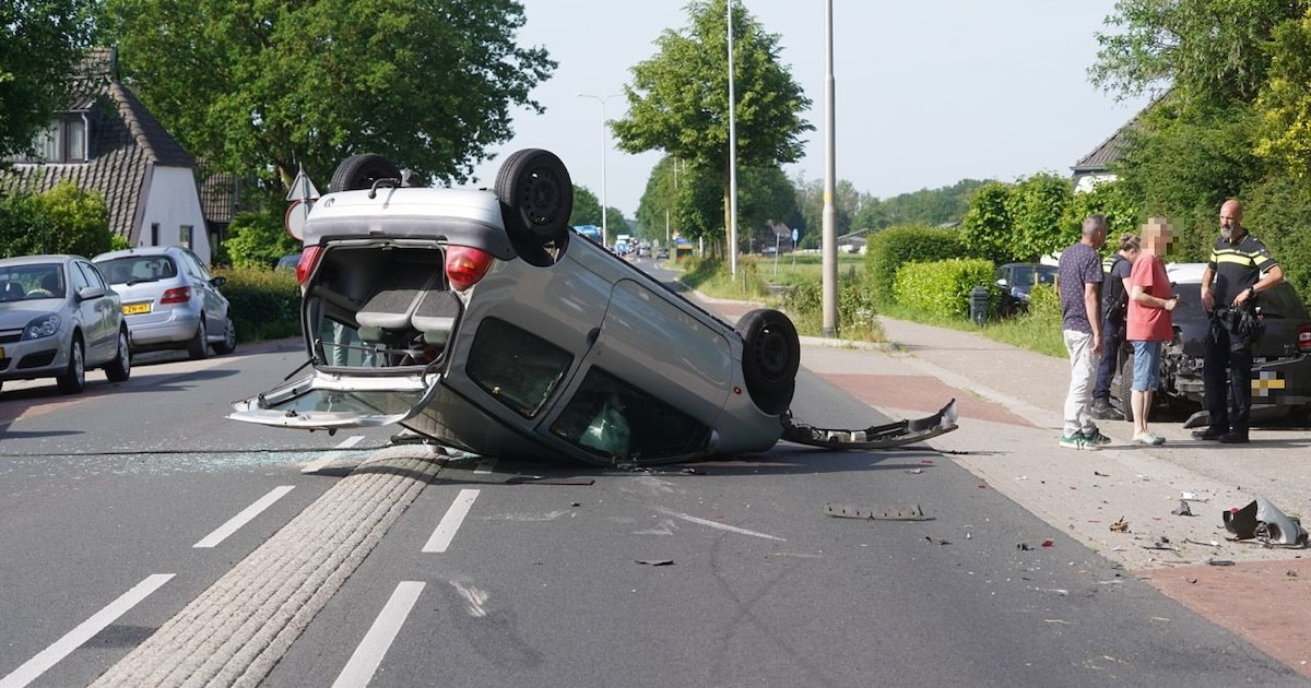 Harde botsing in Leuvenheim: auto belandt op de kop, weg volledig dicht