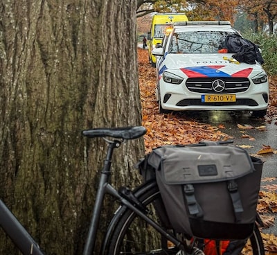 Alerte voorbijganger redt fietser uit kanaal bij Lieren