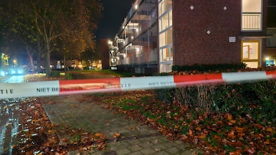Buurt schrikt op door flinke explosie: ruiten flat ‘op drie verdiepingen’ gesneuveld, bewoners snel 