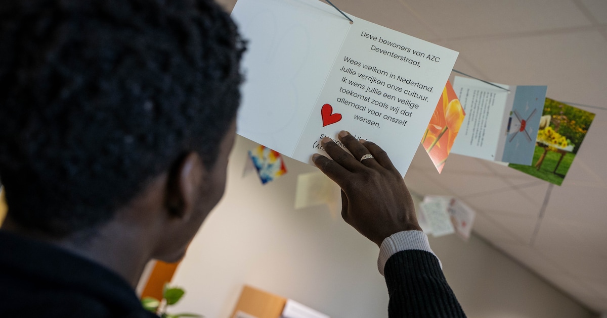 ‘Welkom lieve mensen’: stapeltjes post met steunbetuigingen vóór opvang in Apeldoorn