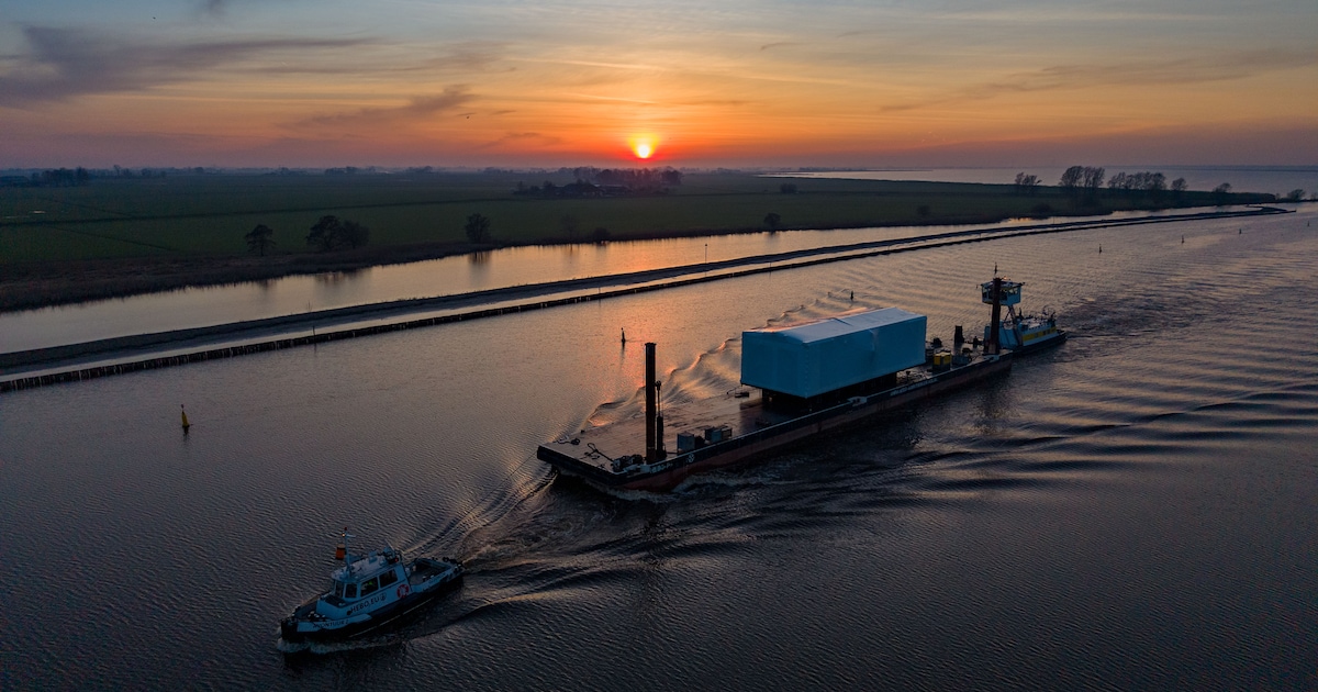 LIVE | Na een tocht van ruim vijf uur is de IJsselkogge in Zwartsluis: schip vaart de haven binnen